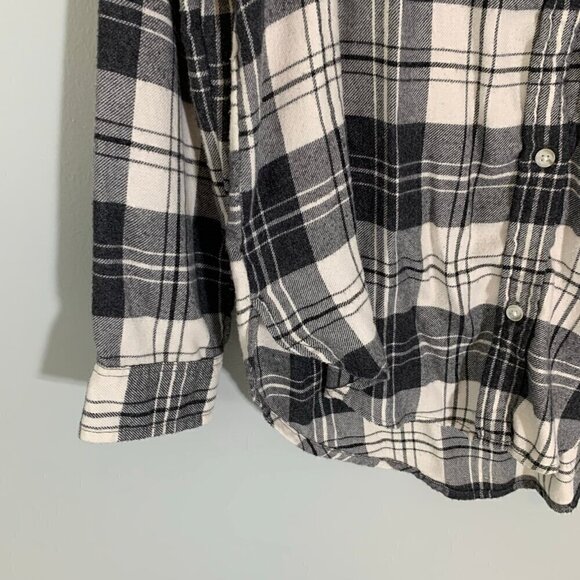 American Eagle black white plaid collared long sleeve button front shirt - Picture 2 of 10